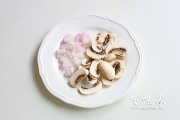 超级好吃的酥皮奶油蘑菇汤，汤汁浓稠，奶香四溢